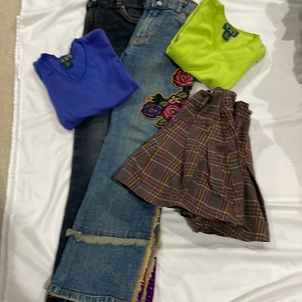 The children’s Place bundle set. Two pairs of jeans, a skirt and 2 T-shirts. 6x7